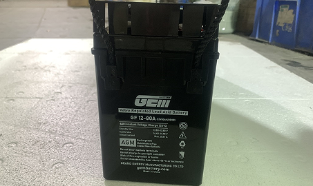 Batterie vorne (oben) GF12-80A
        